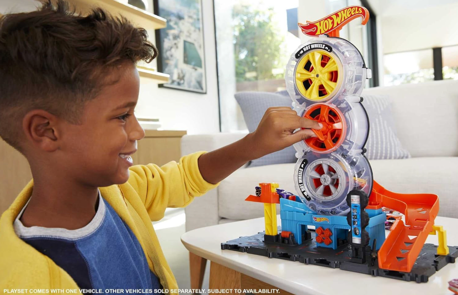 Hot Wheels City Super Twist Tire Shop - Juego de tienda de neumáticos con giro de llave para hacer viajar los autos a través de los neumáticos, incluye 1 auto, regalo para niños de 4 a 8 años