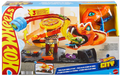 Hot Wheels - Juego de pista para autos modelo City Toy Car Track Set, Pizza Slam Cobra Attack Playset, Cola de serpiente en espiral con Randomizer, 1 vehículo a escala 1:64