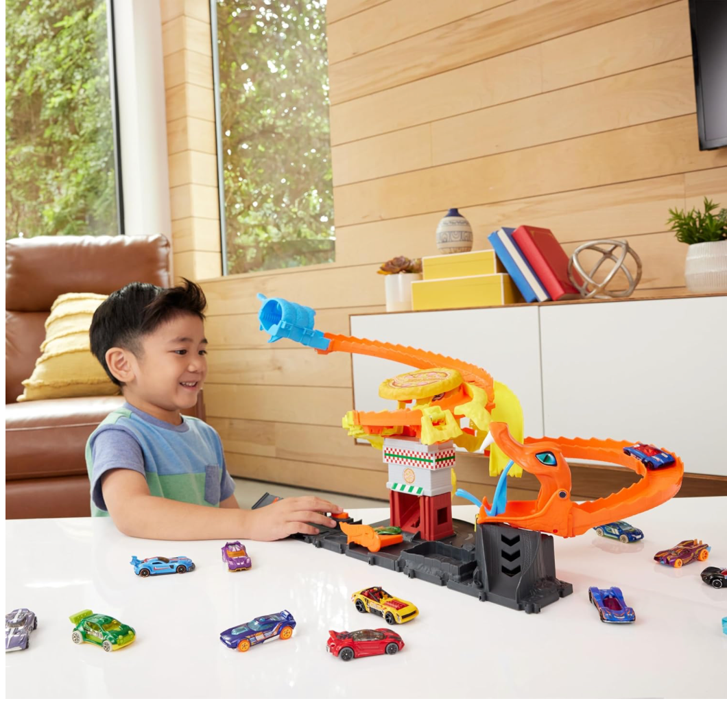 Hot Wheels - Juego de pista para autos modelo City Toy Car Track Set, Pizza Slam Cobra Attack Playset, Cola de serpiente en espiral con Randomizer, 1 vehículo a escala 1:64