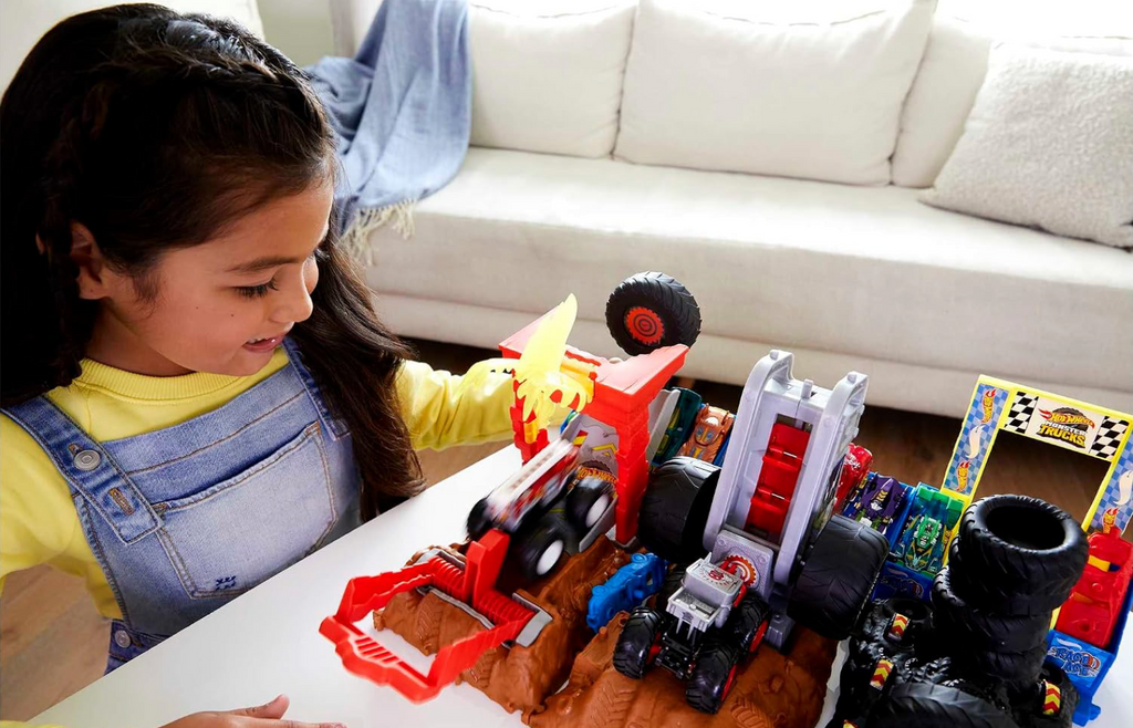 Hot Wheels Juego de Monster Trucks y camión de juguete, Arena Smashers Desafío de choque de incendios de 5 alarmas, camión de bomberos a escala 1:64 y auto aplastable